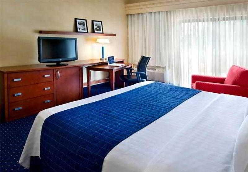 Courtyard Philadelphia Plymouth Meeting Hotel Стая снимка