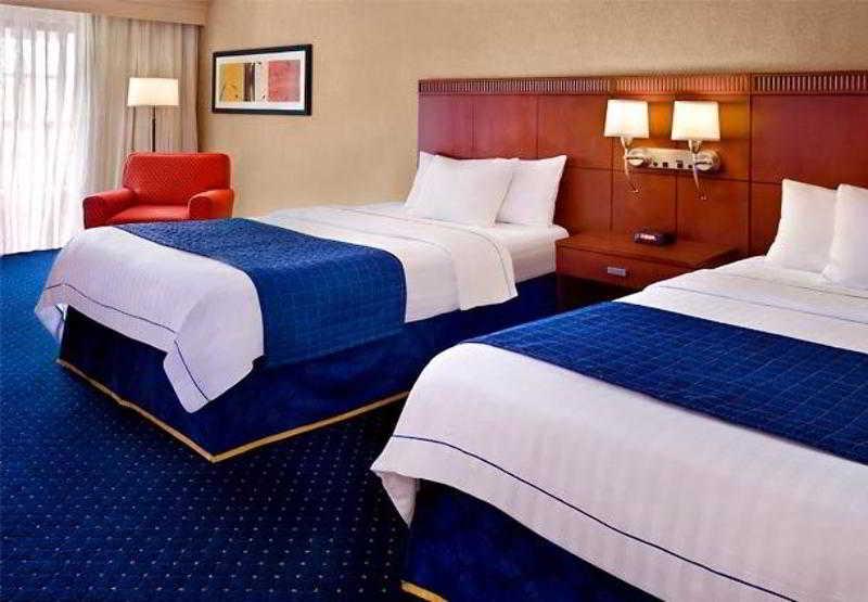Courtyard Philadelphia Plymouth Meeting Hotel Стая снимка